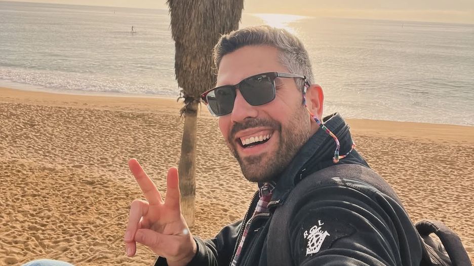 Krzysztof Monastyrski od 2021 roku mieszka w Barcelonie