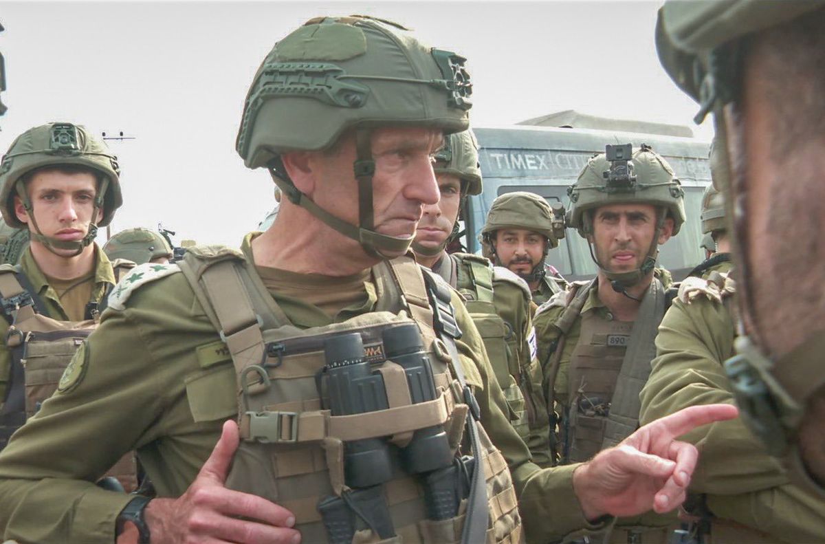 Gen. Halewi prowadzi odprawę z izraelskimi dowódcami przy granicy Strefy Gazy.