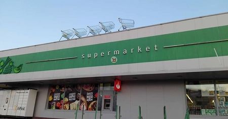 Ktoś wrzucił na dach Stokrotki… pięć wózków sklepowych