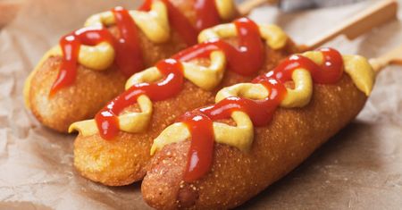 Mrożone corn dogi (przygotowane)