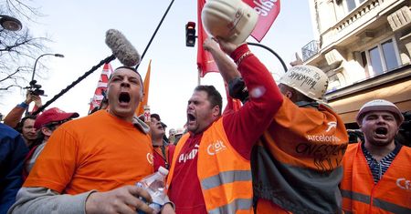 Demonstrację hutników w Paryżu spacyfikowała policja