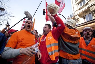 Demonstrację hutników w Paryżu spacyfikowała policja