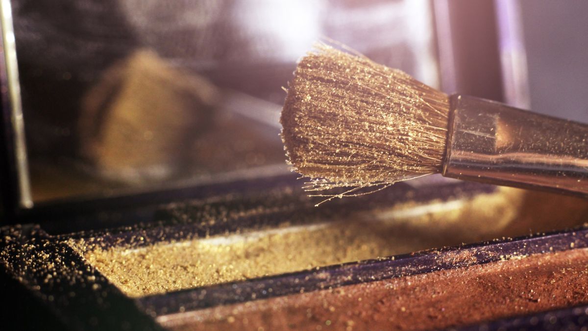 Złoty makijaż pozwala uzyskać efekt glamour