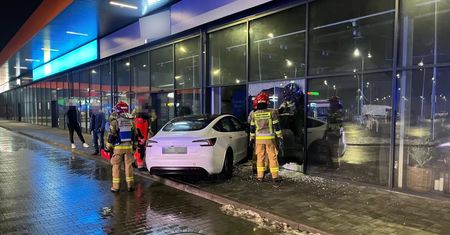 Auta wjechały w witryny sklepowe. Wszystko przez lód na parkingu