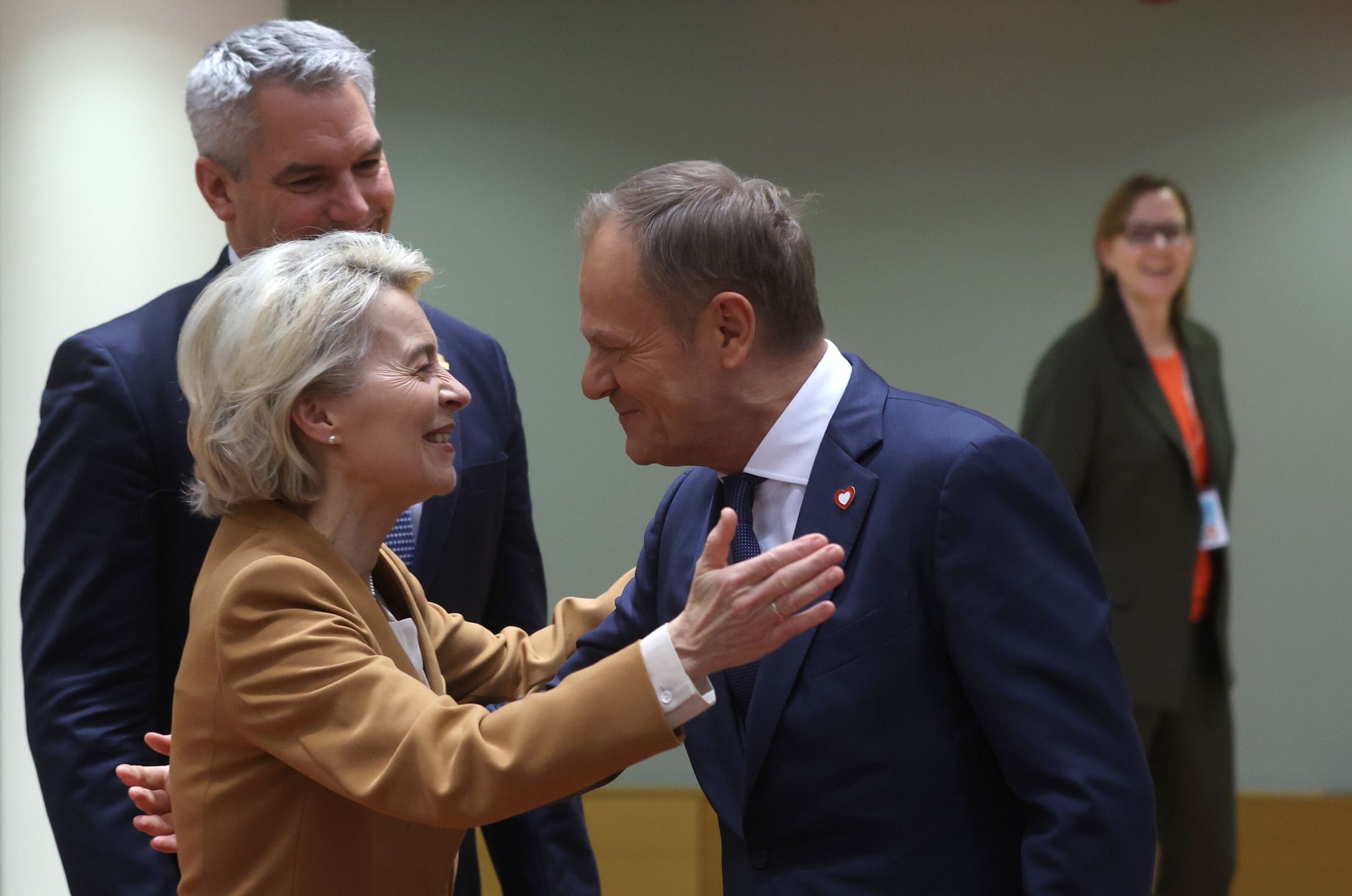 EU-Western Balkans Summit in Brussels
epa11027079 (L-R) European Commission President Ursula von der Leyen and Prime Minister of Poland Donald Tusk chat prior to the EU-Western Balkans Summit in Brussels, Belgium, 13 December 2023. EU and Western Balkans leaders are meeting in Brussels to discuss strengthening regional cooperation and partnerships, as well as pursuing economic convergence with the EU.  EPA/OLIVIER HOSLET 
Dostawca: PAP/EPA.
OLIVIER HOSLET