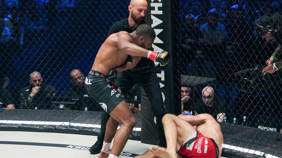 Materiały prasowe / kswmma.com / Salahdine Parnasse pokonał Mariana Ziółkowskiego w walce wieczoru XTB KSW 106