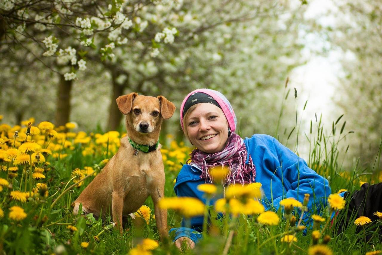 Mniej rozmów z ludźmi, więcej tulenia zwierząt. Nowe badanie pokazuje, komu naprawdę ufamy w stresie