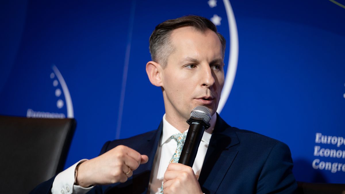 Na zdjęciu Tomasz Chróstny trzymajacy w ręku mikrofon