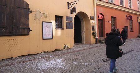 Zlodowaciały śnieg o mało nie spadł na głowę przechodnia. Zleciał z dachu kamienicy