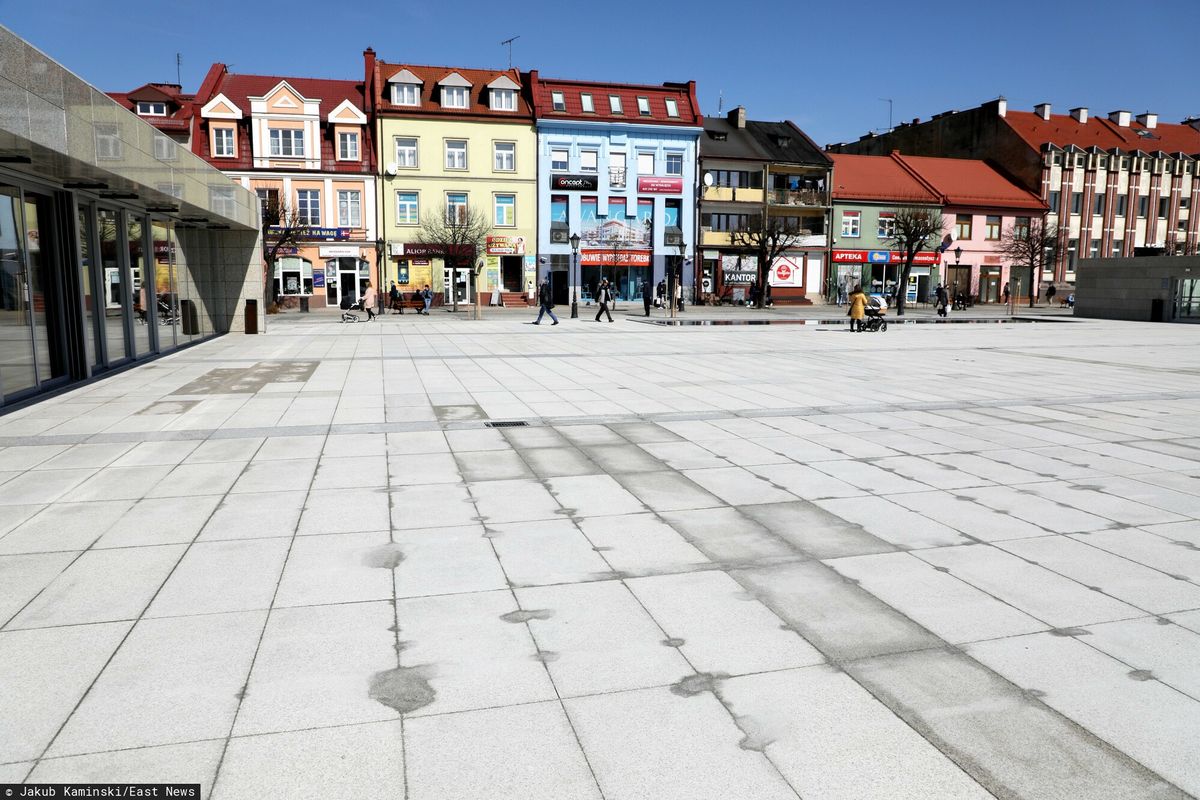 Tak wygląda zrewitalizowany rynek w Kutnie. Rządzi "betonoza"
