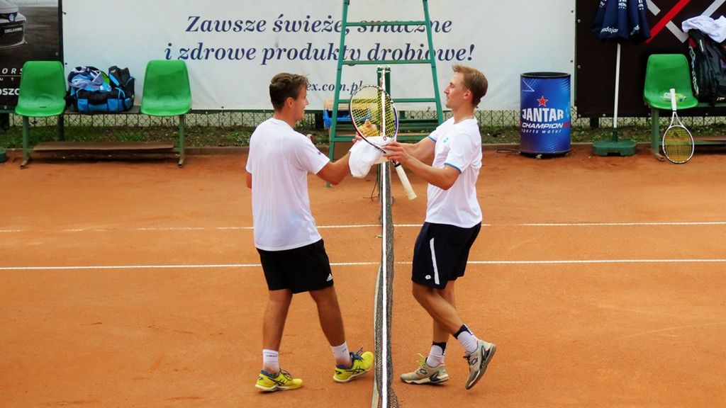 Materiały prasowe / LOTOS PZT Polish Tour / Na zdjęciu: Daniel Michalski i Jan Zieliński dziękują sobie za grę