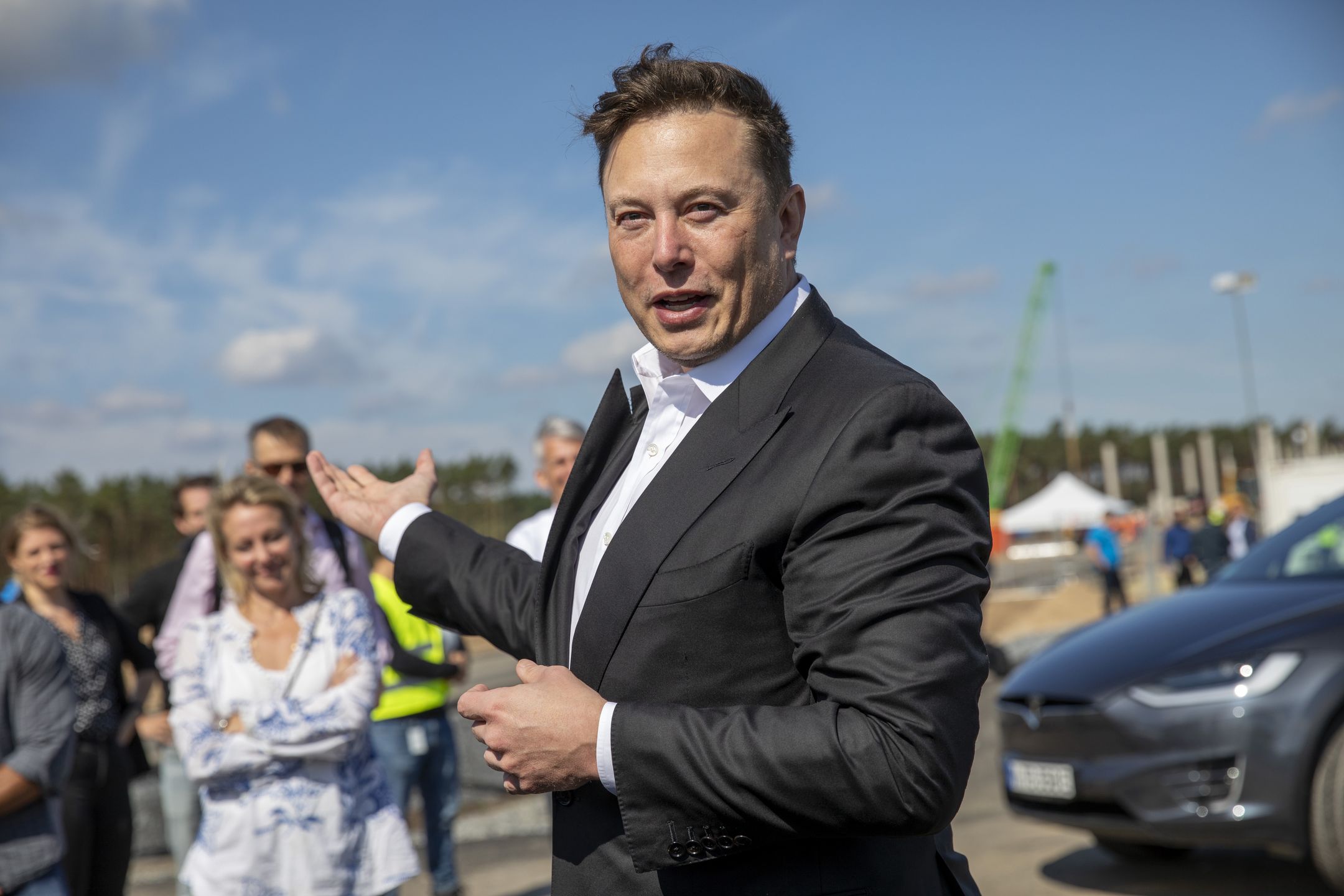 Tesla chce zatrudnić Polaków w gigafabryce pod Berlinem. Na zdjęciu: Elon Musk na placu budowy tej fabryki