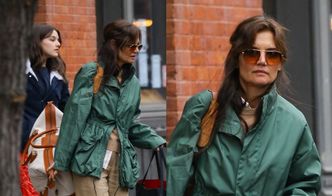 Obładowane bagażami Katie Holmes i Suri Cruise opuszczają apartament w Nowym Jorku. Szykuje się "babski wypad"? (ZDJĘCIA)