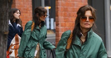 Obładowane bagażami Katie Holmes i Suri Cruise opuszczają apartament w Nowym Jorku. Szykuje się "babski wypad"? (ZDJĘCIA)