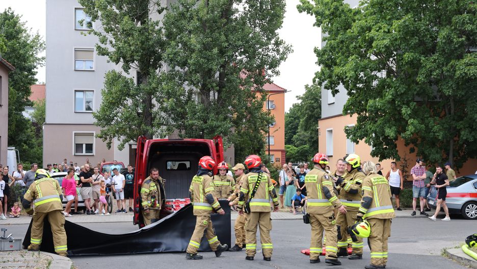Kędzierzyn-Koźle, 06.07.2025. Strażacy w miejscu pożaru hali magazynowej hurtowni w Kędzierzynie-Koźlu, 6 bm. W hali przechowywano sprzęt elektryczny, w tym hulajnogi i akumulatory. Na miejsce zadysponowano 20 zastępów straży pożarnej. (amb) PAP/Krzysztof Świderski ***Do tego materiału zdjęciowego dostępna jest również depesza w systemie CSI, pt.: Opolskie/ Pożar hurtowni w Kędzierzynie-Koźlu***