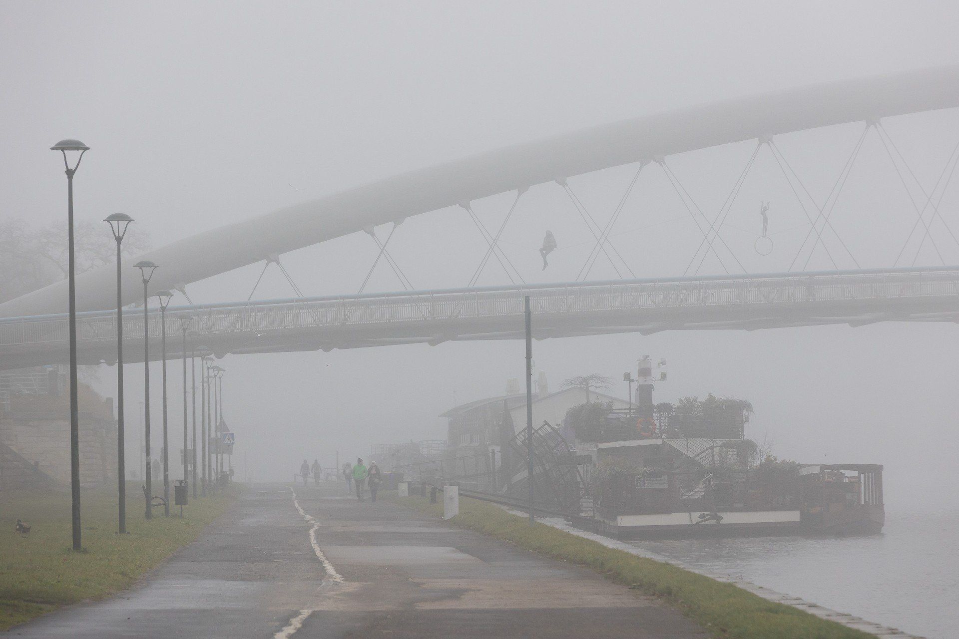Kraków tonie we mgle. Służby ostrzegają