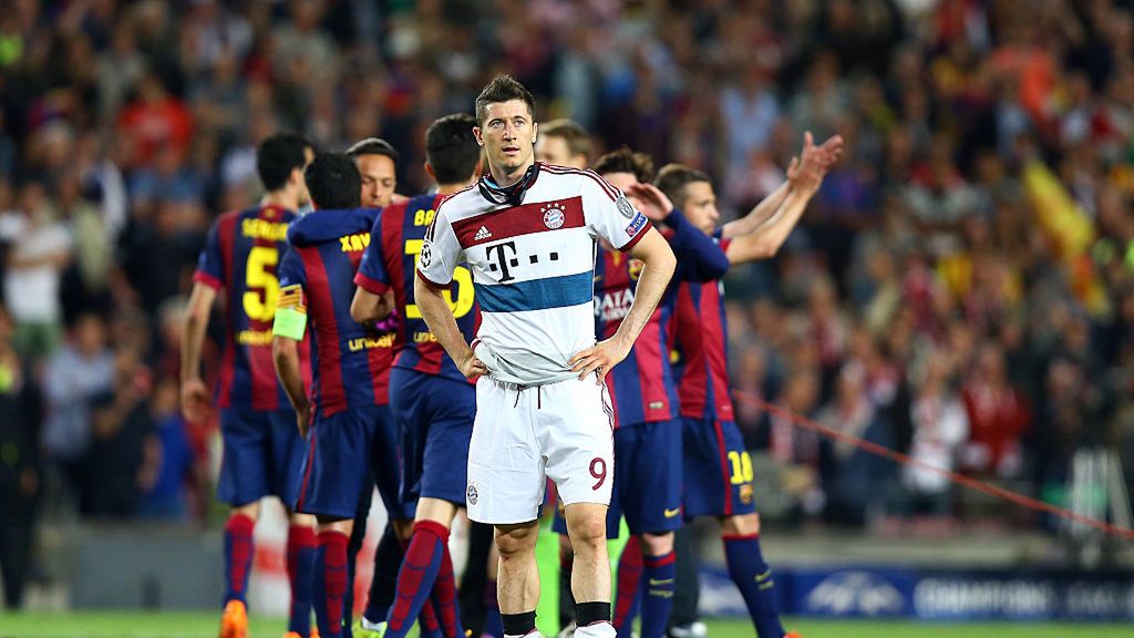 Zdjęcie okładkowe artykułu: Getty Images /  / Na zdjęciu: Robert Lewandowski na tle piłkarzy Barcelony