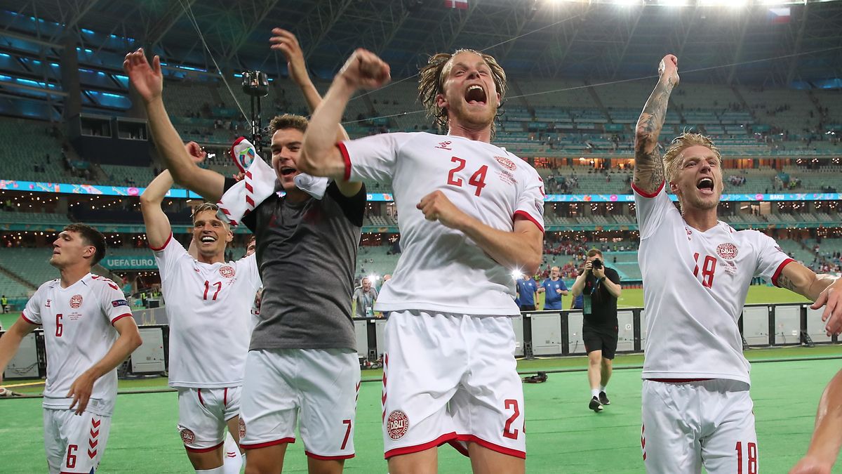 Zdjęcie okładkowe artykułu: PAP/EPA / Tolga Bozoglu / Na zdjęciu: radość Duńczyków z awansu do półfinału Euro 2020