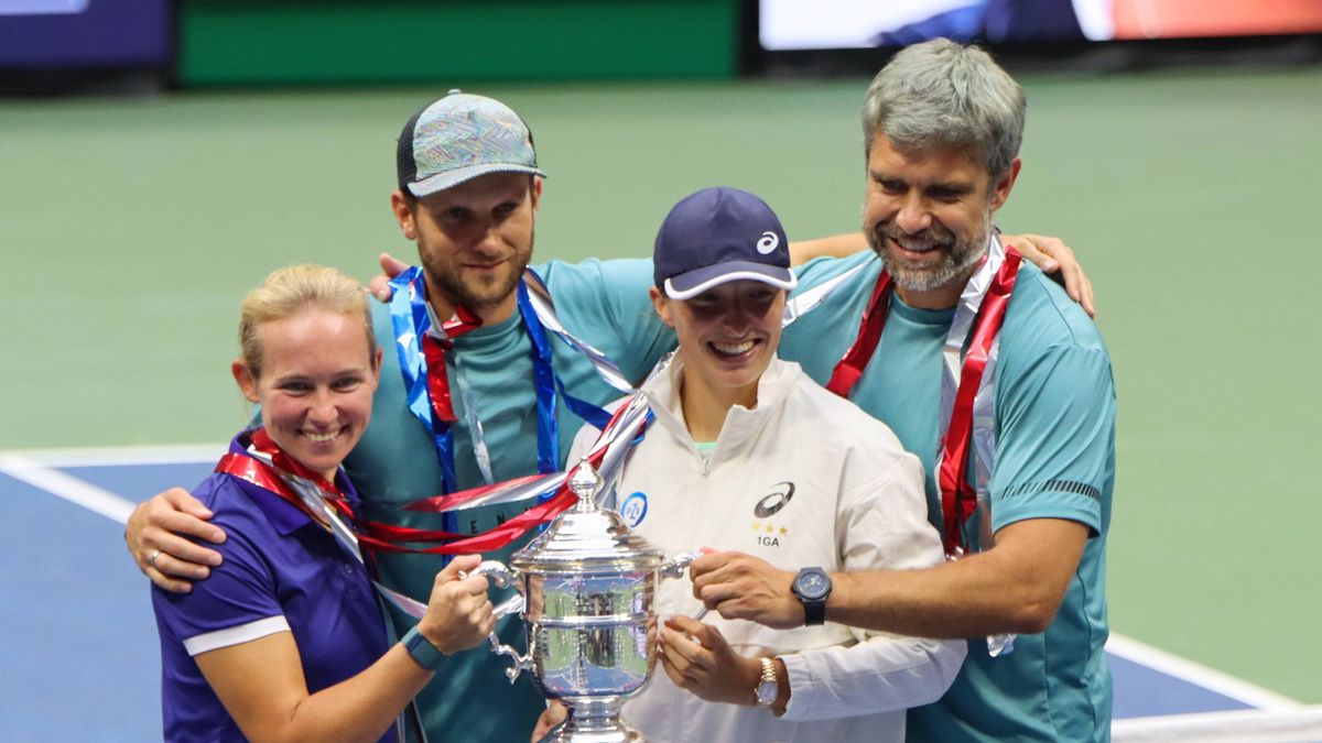 Zdjęcie okładkowe artykułu: PAP / Marcin Cholewiński / Na zdjęciu archiwalnym z 11.09.2022 r: Daria Abramowicz (L), Maciej Ryszczuk (2L), Iga Świątek (2P), Tomasz Wiktorowski (P) po wygranym wielkoszlemowym turnieju tenisowym US Open 