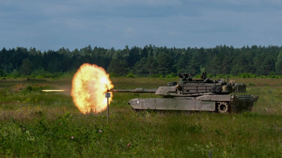 Abrams na ćwiczeniach oddający strzał