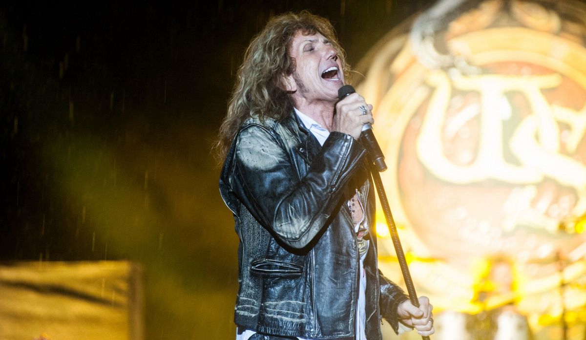 David Coverdale podczas koncertu Whitesnake na Festiwalu Legend Rocka w Dolinie Charlotty, 2016 r. 