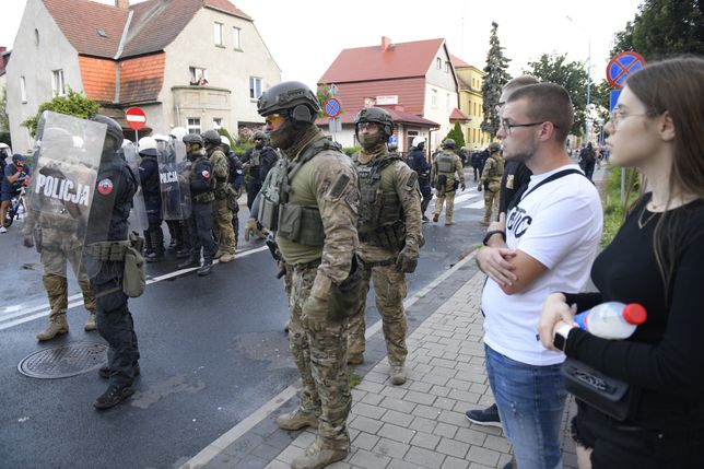 Lubin. Atak demonstrantów na komendę. Kilku funkcjonariuszy rannych 