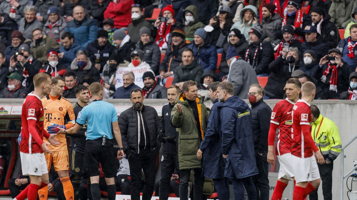 Zdjęcie okładkowe artykułu: PAP/EPA /  / Na zdjęciu: Zamieszanie podczas meczu Freiburg - Bayern