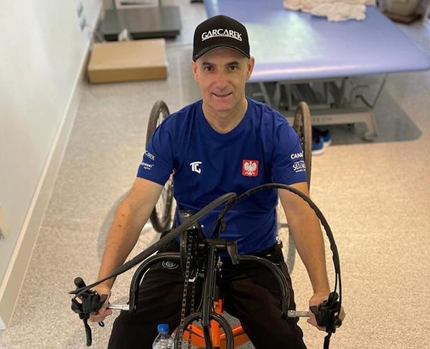 Jazda na handbike'u to jeden z kluczowych elementów rehabilitacji byłego mistrza świata na żużlu