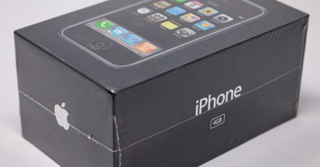 Oryginalnie zapakowany iPhone 1. generacji na aukcji. Kwota
