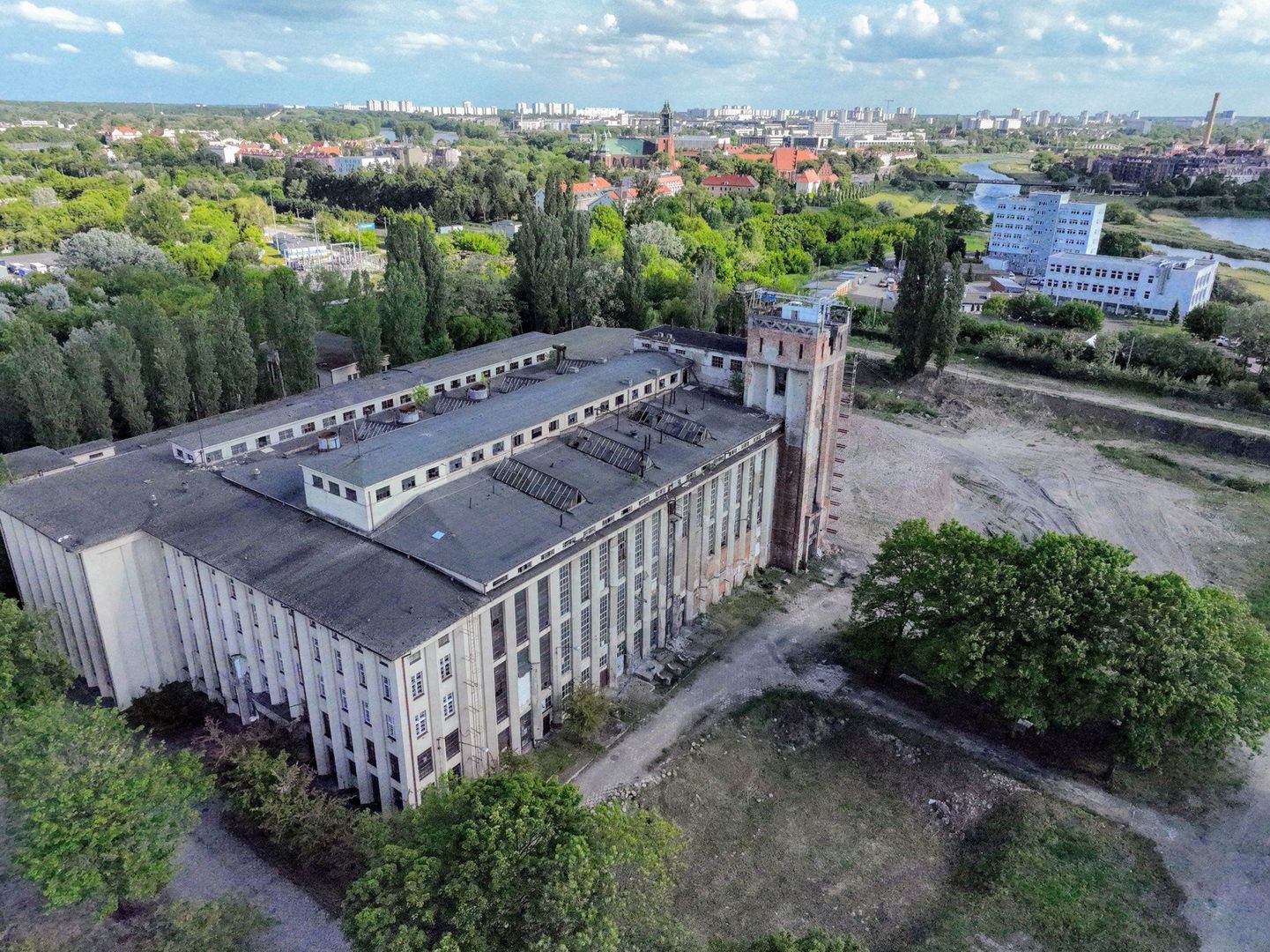 Rozpoczęły się prace remontowe starego budynku elektrociepłowni Garbary w Poznaniu. Na Ostrowie Tumskim powstanie wielkie osiedle, którego dawna elektrownia będzie sercem.