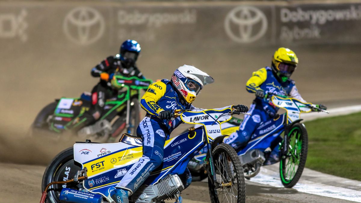 WP SportoweFakty / Arkadiusz Siwek / Na zdjęciu: Robert Lambert (kask biały) i Patryk Dudek (kask żółty)