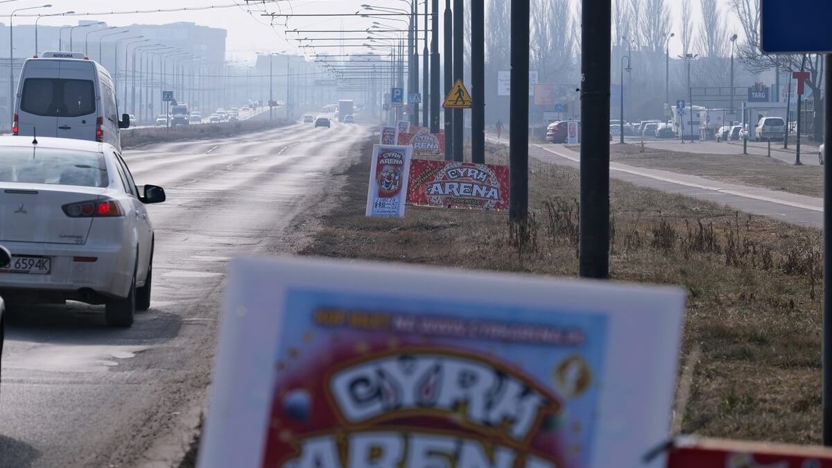Nielegalne banery reklamowe Cyrku Arena ustawione wzdłuż al. Unii Lubelskiej w Lublinie