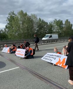 Ostatnie Pokolenie zablokowało most. "Trzaskowski może to przerwać"