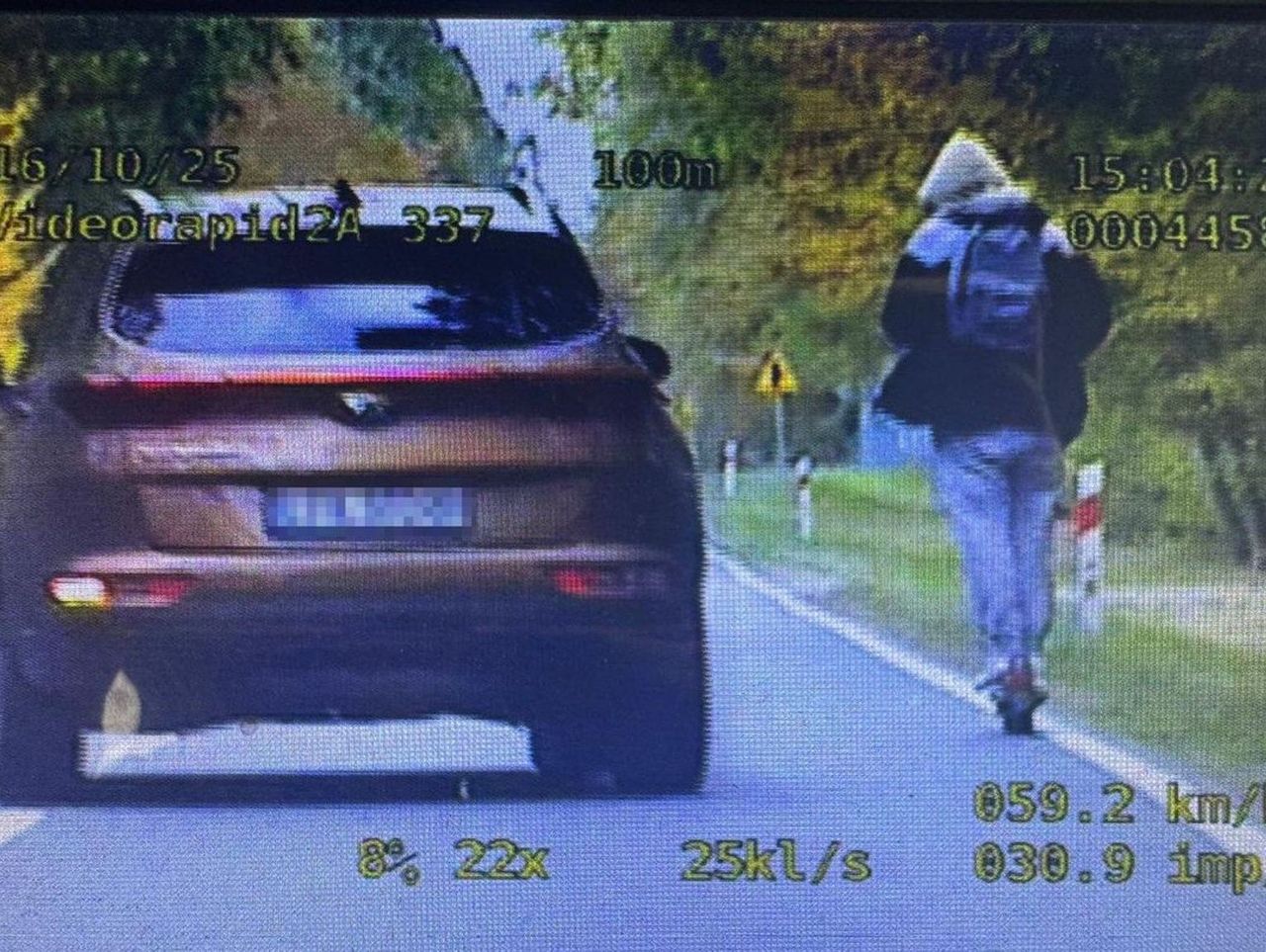 Radzyń Podlaski: Jechał zygzakiem na hulajnodze elektrycznej po drodze krajowej. Miał 1,5 promila i dostał srogi mandat