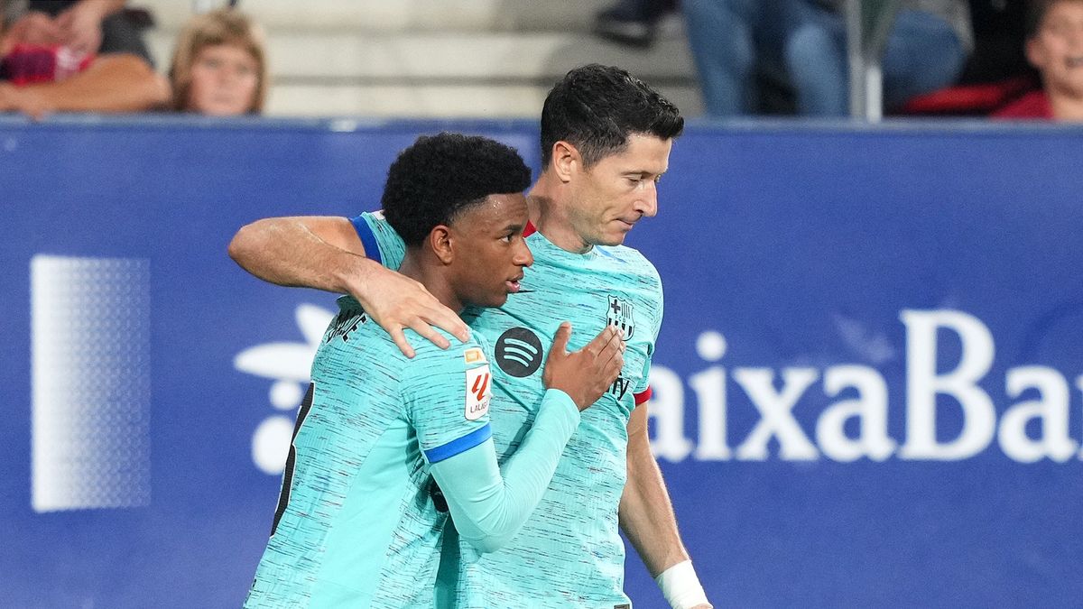 Alejandro Balde (z lewej) i Robert Lewandowski