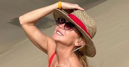 53-letnia Beata Ścibakówna w BIKINI pozdrawia z urlopu na Kanarach: "Lady in red" (FOTO)