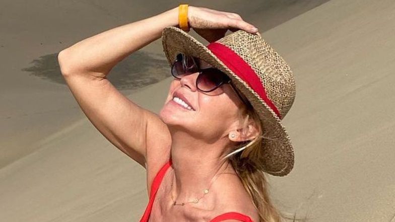 53-letnia Beata Ścibakówna w BIKINI pozdrawia z urlopu na Kanarach: "Lady in red" (FOTO)