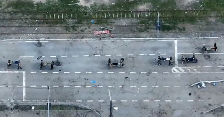 Tak ukraińscy żołnierze opuścili Azowstal. Nagranie obiegło sieć