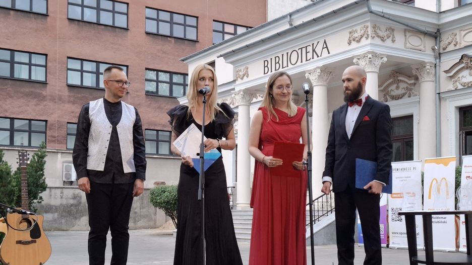 W Miejskiej Bibliotece Publicznej w Radomiu odbyła się wyjątkowa gala podczas której poznaliśmy Bajarza Roku 2025. Zobacz zdjęcia z gali