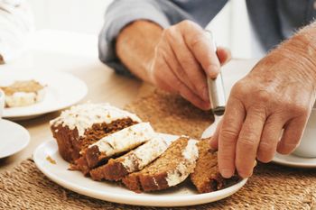 Te trzy produkty są szkodliwe dla seniorów. Negatywnie wpływają na jelita