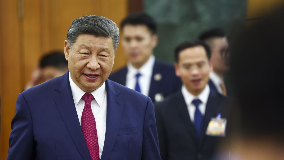 Chinese President Xi Jinping looks on during his visit in Hanoi, Vietnam, 14 April 2025. The Chinese president is on a state visit to Vietnam from 14 to 15 April 2025. EPA/Athit Perawongmetha / POOL Dostawca: PAP/EPA.