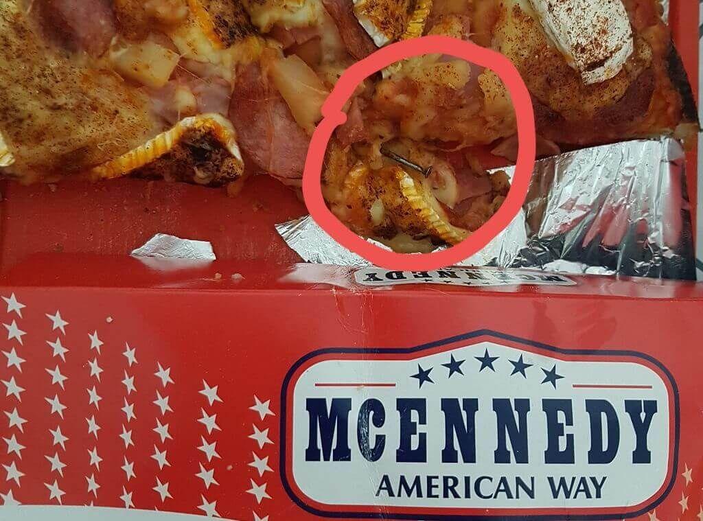 Przykra niespodzianka podczas jedzenia. Gwóźdź w mrożonej pizzy z Lidla