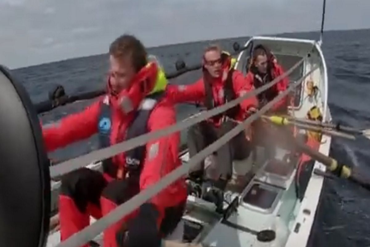 Fiann Paul z załogą podczas podróży między oceanami
