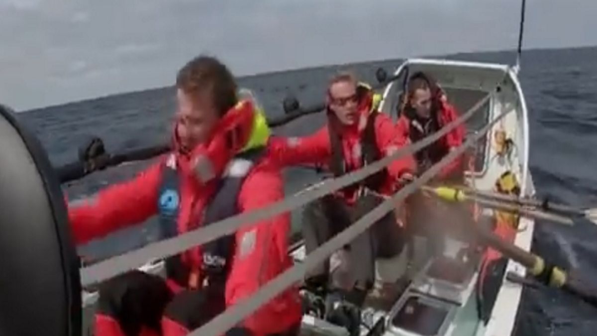 Fiann Paul z załogą podczas podróży między oceanami