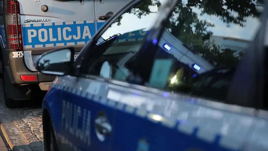 Warszawa. Zderzenie toyoty i volvo. Nieoficjalnie: kierowca uciekł, auto kradzione