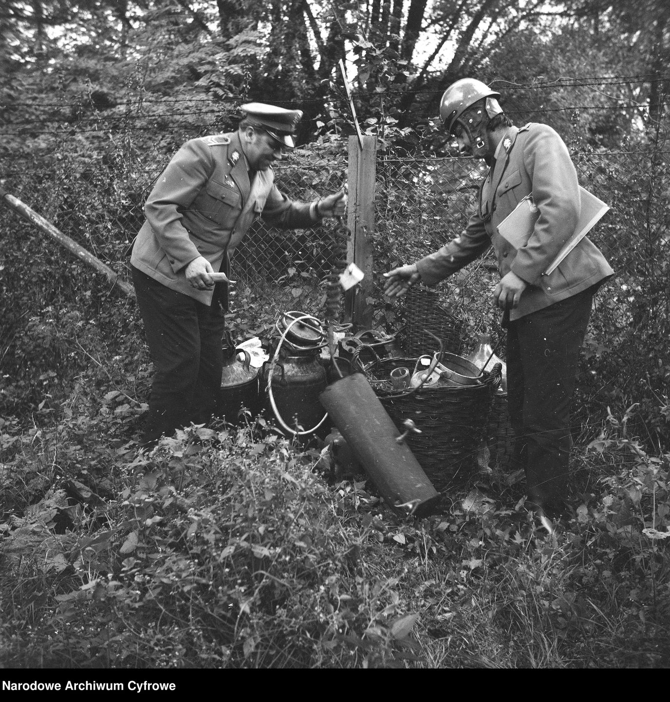Milicjanci pozują do zdjęcia ze skonfiskowaną aparaturę do