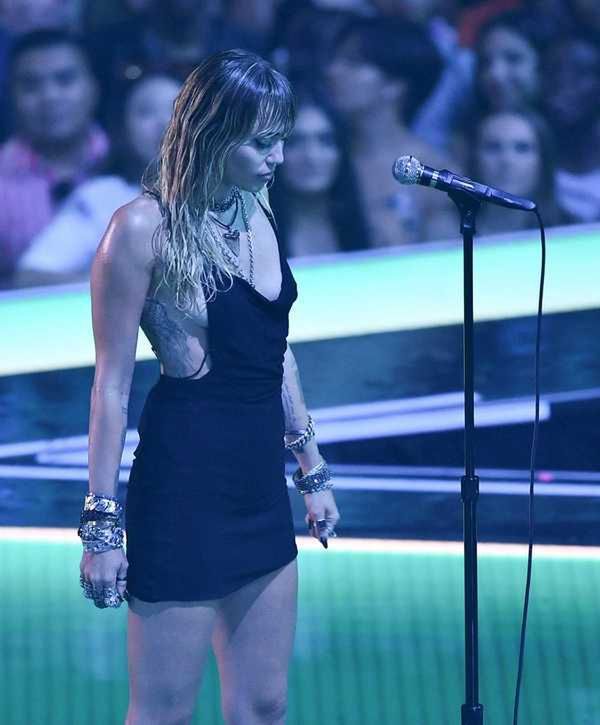 Miley Cyrus podczas występu na MTV VMA 2019
