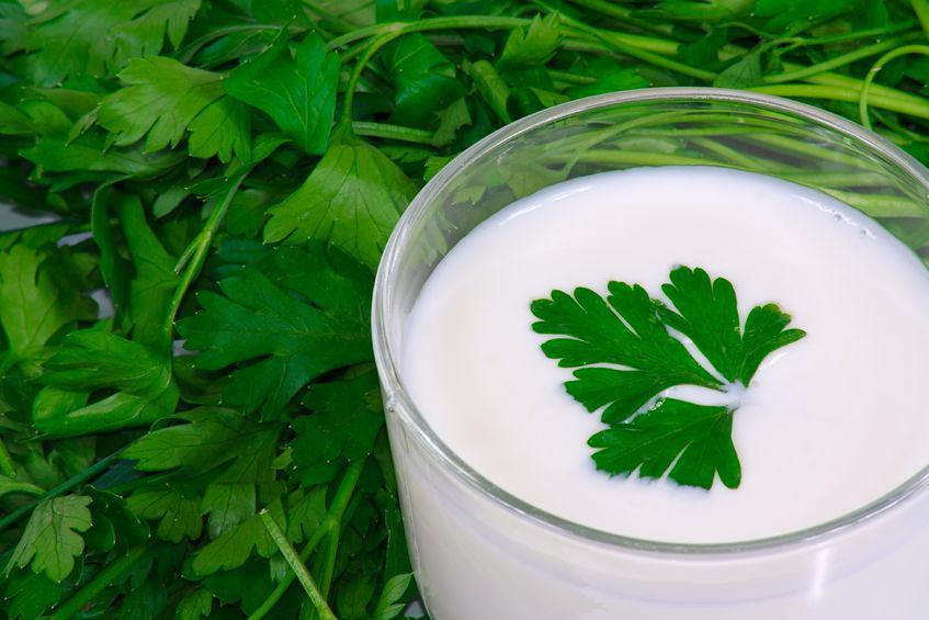 Kefir, maślanka i jogurt - dlaczego warto sięgać po mleczne napoje?