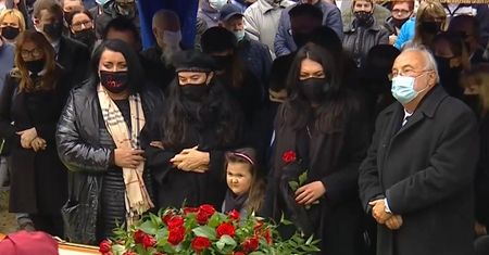 Przejmujące sceny na cmentarzu. Żona Krawczyka w rozpaczy