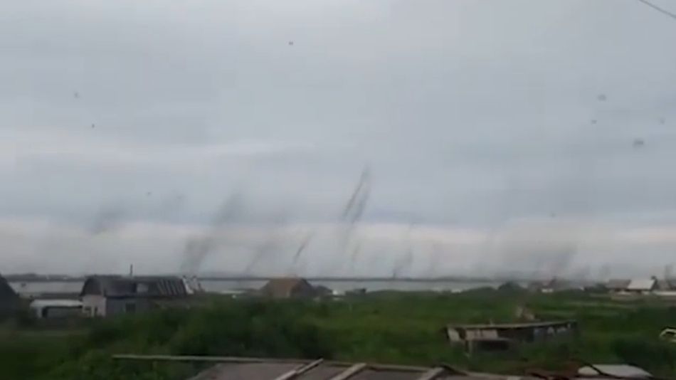 Tornada komarów krążące nad Kamczatką
